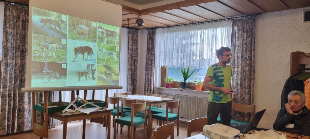 Karsten Gees hält einen Vortrag über Wölfe in Bayern