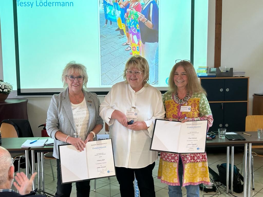Ehrungen für Marion Friedl (links) und Tessy Lödermann (rechts) durch Präsidentin Ilona Wojahn (C) DTB LV Bayern e.V.